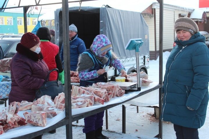 В Новошешминске прошла предновогодняя ярмарка