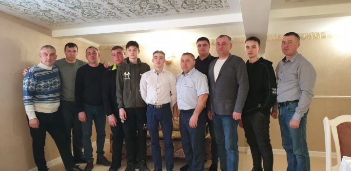 Яңа Чишмә эшмәкәрләре яшь боксчыларны бүләкләгәннәр