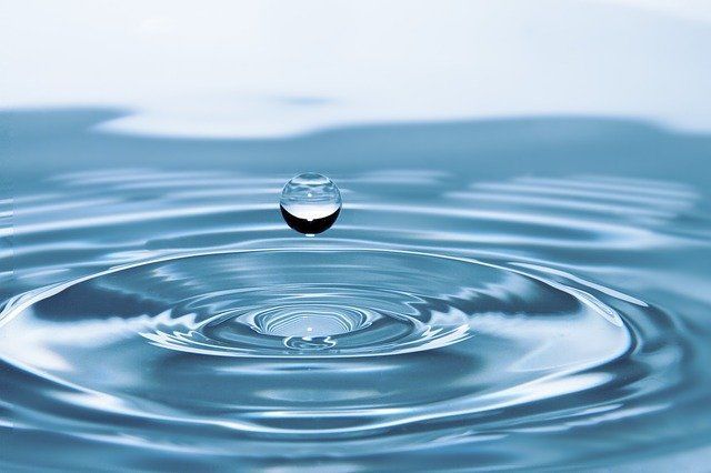 Церковные служители не рекомендуют долго хранить воду дома
