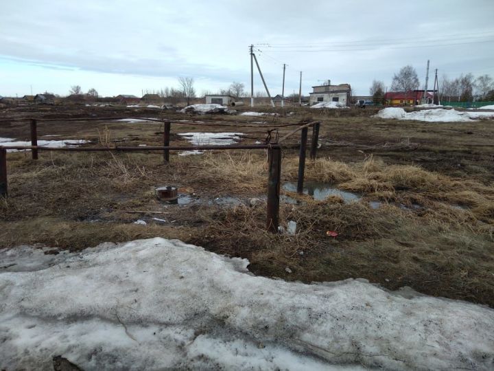 Центральная улица села  Слобода Волчья заливается  канализационными нечистотами