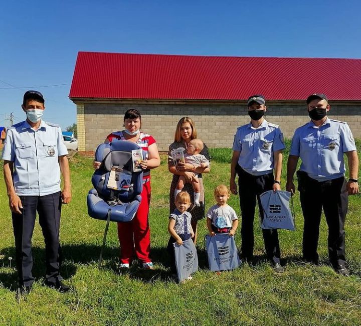 В преддверии Международного дня защиты детей Новошешминское ОГИБДД вручило детское автокресло