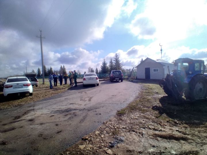 В селе Ак  Буре организованно провели уборку кладбища (фото)