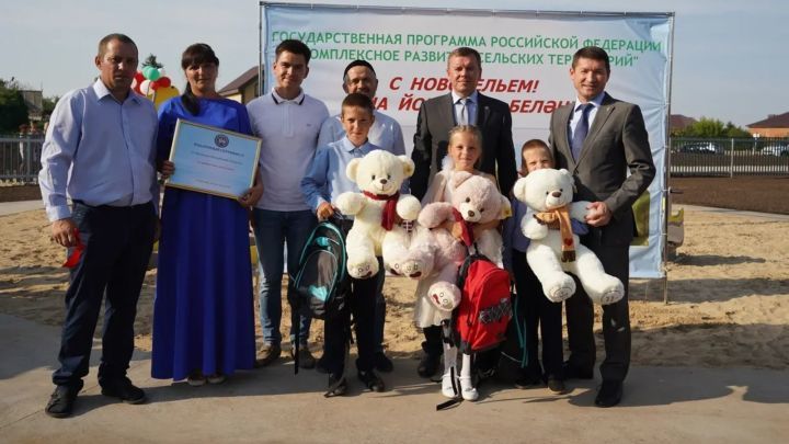 Марат Зяббаров вручил ключи 5 семьям из Пестречинского района