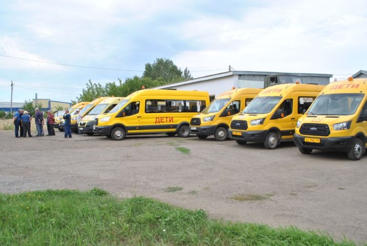 В преддверии нового учебного года сотрудники ГИБДД проверяют техническое состояние школьных автобусов