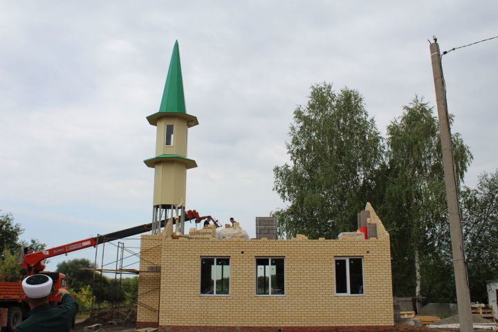 В Бакташской новой мечети установлен минарет и полумесяц