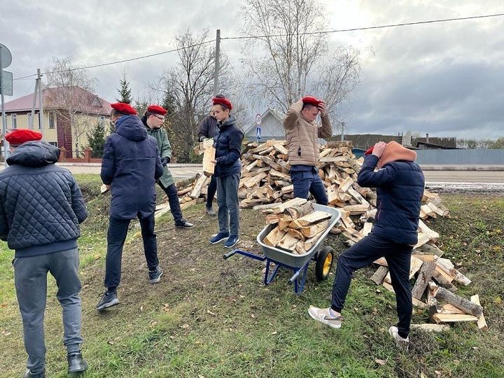 Яңа Чишмә гимназиясе укучылары пенсионер әбигә ярдәм күрсәткәннәр