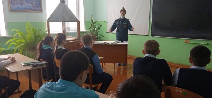 Янгын куркынычсызлыгы кагыйдәләре турында укучылар белән әңгәмә