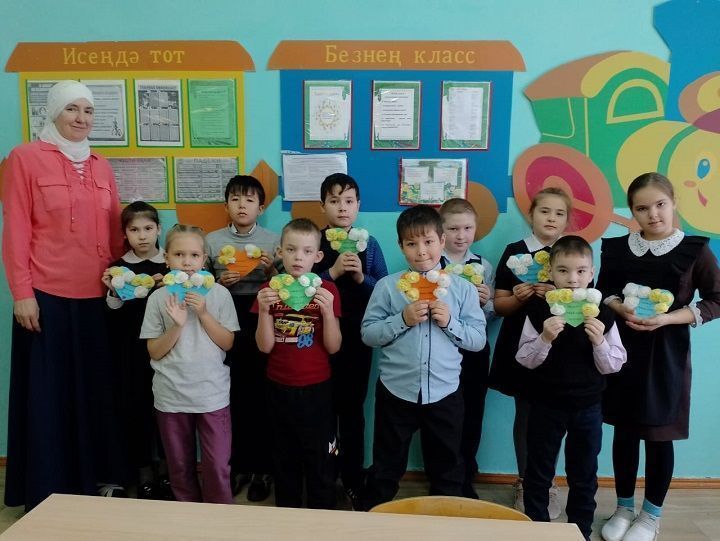 Шахмай мәктәбе укучылары әниләренә котлау открыткалары ясаганнар
