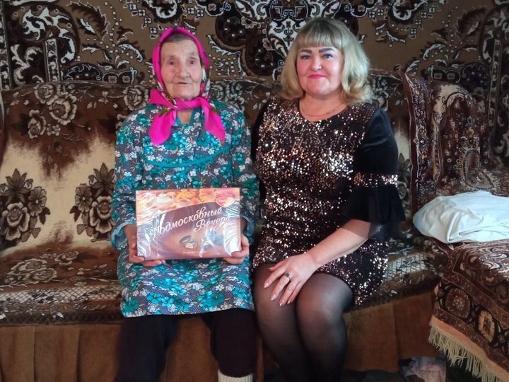 Работники Петропавловского СДК навестили самых пожилых женщин села