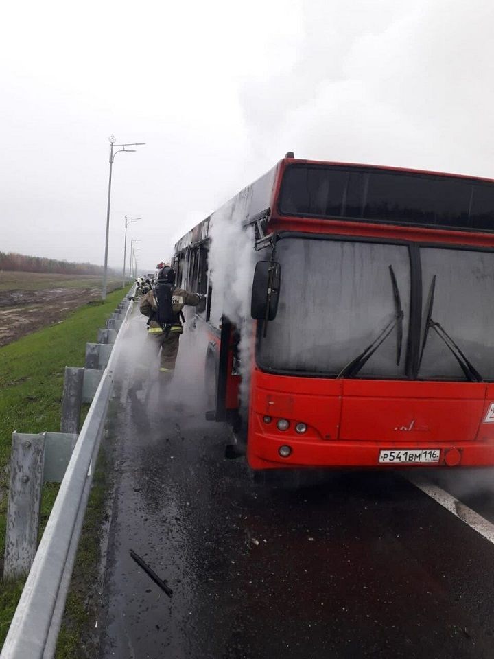 На въезде в Казань загорелся автобус