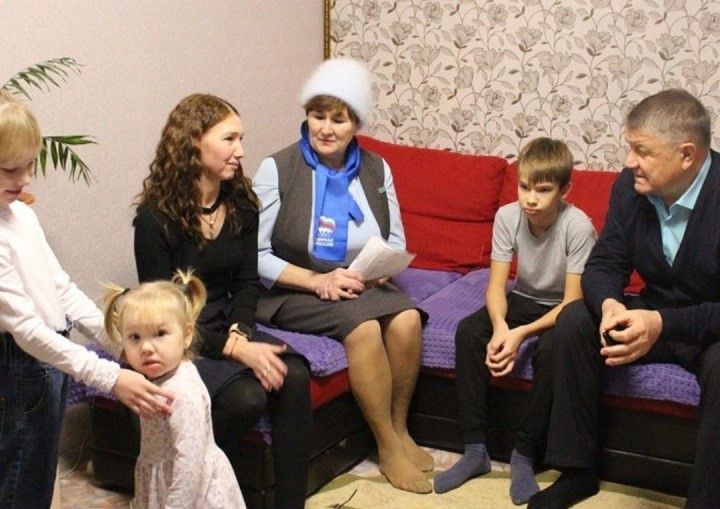 Глава района Вячеслав Козлов навестил семьи мобилизованных новошешминцев
