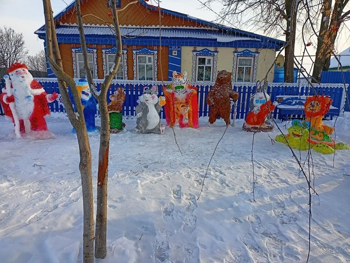 А вы уже украсили свой двор к Новому году?