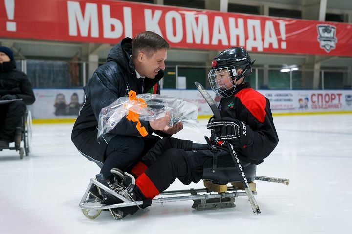 Юный спортсмен с ОВЗ из Альметьевска получил в подарок именную клюшку от руководства Татарстана