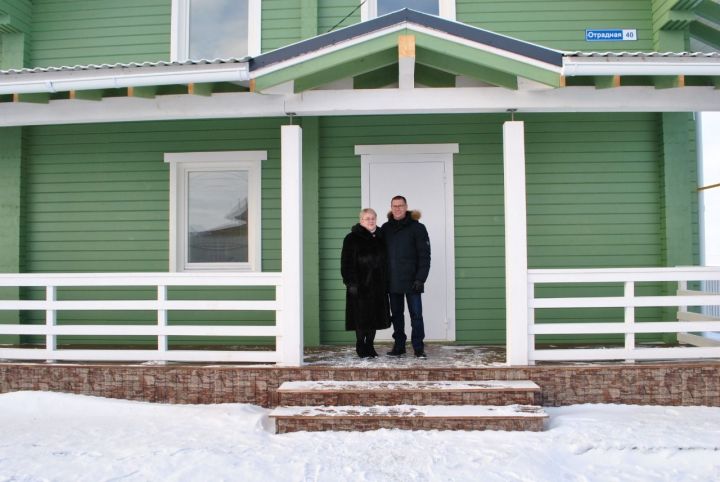 В Новошешминске семья врачей получила ключи от нового дома (видео)