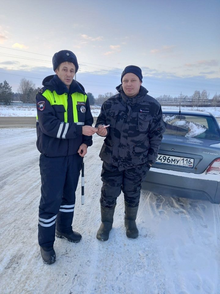 Гоавтоинспекторы Новошешминска  поздравляют с Новым годом участников дорожного движения