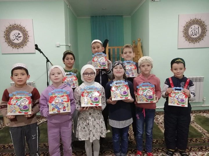 Новогодние подарки посещающим Новошешминскую мечеть детям