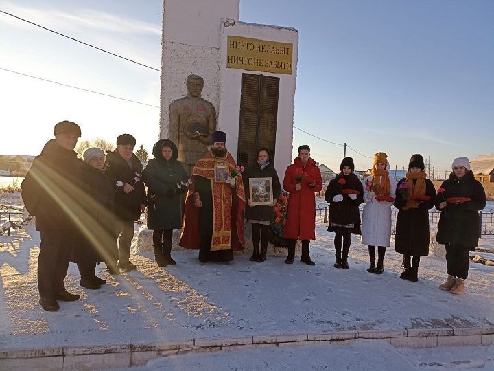 Ленино авылында Билгесез солдат көне уңаеннан митинг узган