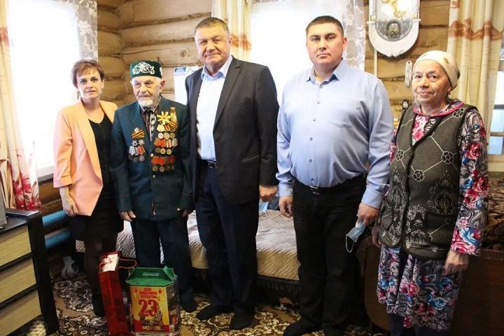 Ветеранов войны Новошешминского района поздравил на дому глава района
