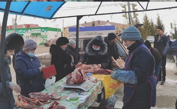 На предпраздничных ярмарках в Новошешминске самым ходовым товаром было мясо