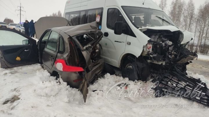 В соседнем Аксубаевском районе водитель врезался в микроавтобус и погиб