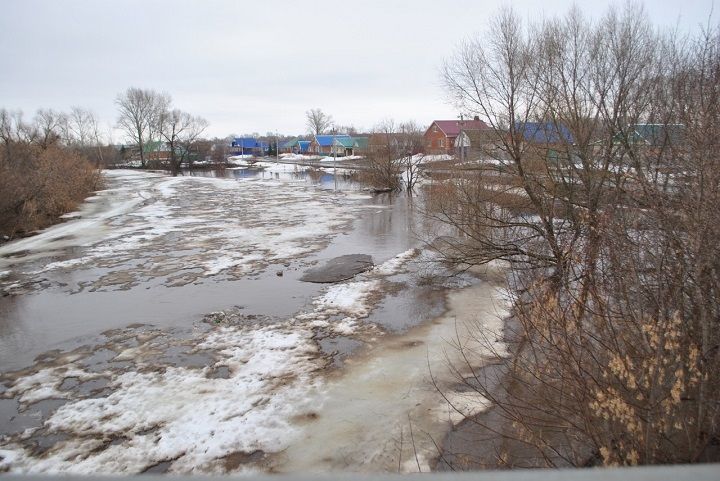 Река Шешма сегодня ночью вышла из берегов (фоторепортаж)