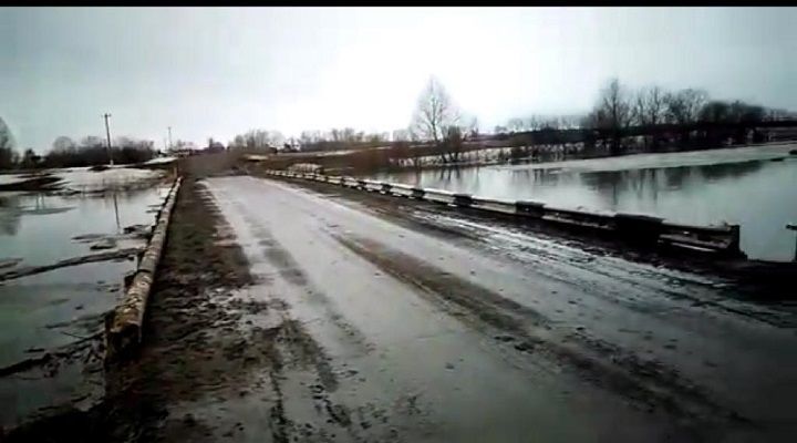 В Новошешминском районе на реке Шешма из-за паводка подтопило низководный мост
