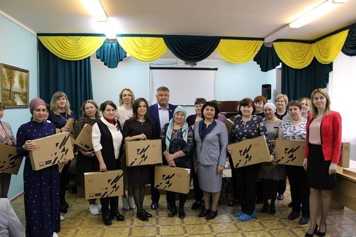 Учителям Новошешминского района вручили новые ноутбуки