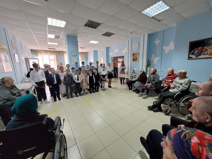 Пасха атнасы ахырында Яңа Чишмә интернат-йортына бүләкләр белән кунаклар килгән