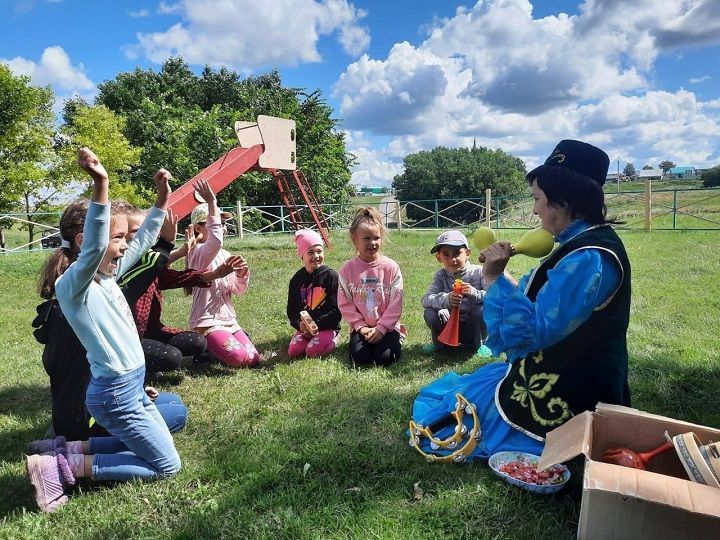 Просточелнинские дети познакомились с музыкальными инструментами