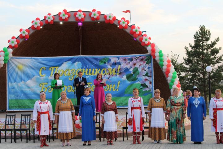 30 августта яңачишмәлеләр Республика көнен билгеләп үттеләр (фоторепортаж)