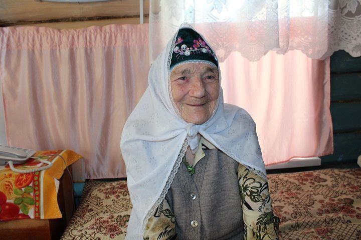 Чертуш авылында тырыш, чыдам һәм шат күңелле әби яши