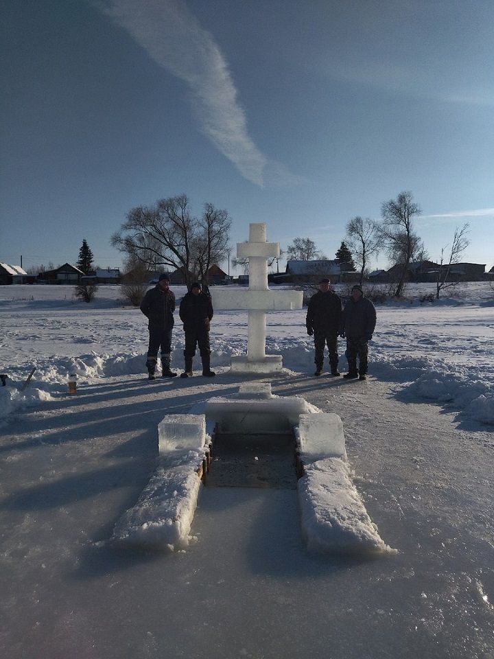 К Крещению на водоеме в Слободе Черемуховой сделали крест изо льда