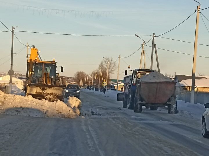 Работники МПП ЖКХ завершают вывозку снега с улицы Ленина Новошешминска