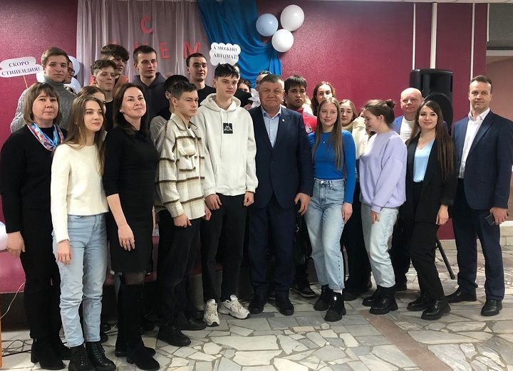 Поговорили по семейному: в Новошешминске прошла встреча главы района со студентами