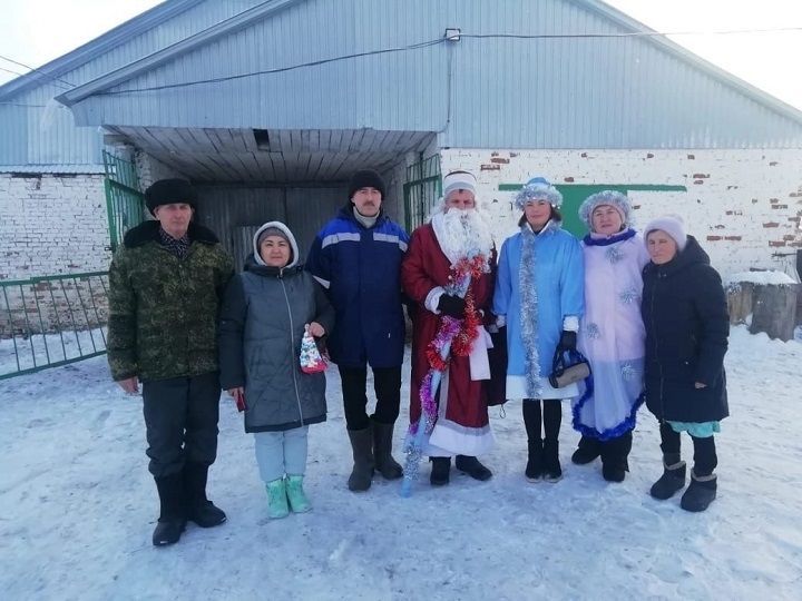 Мәдәният хезмәткәрләре район фермаларында терлекчеләрне Яңа ел белән котлаганнар