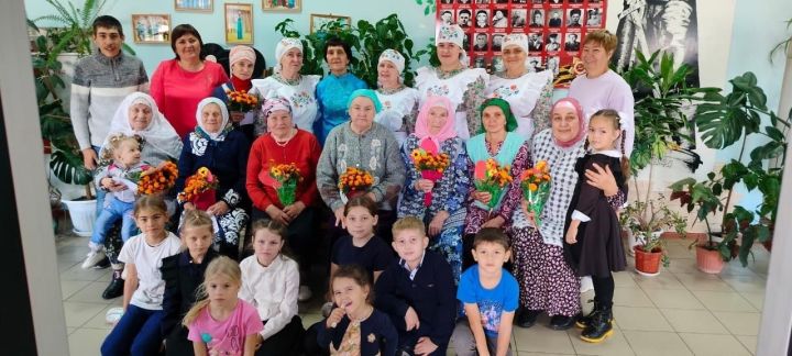 «Осеннее сияние»: в Чертушкино состоялась встреча пожилых односельчан