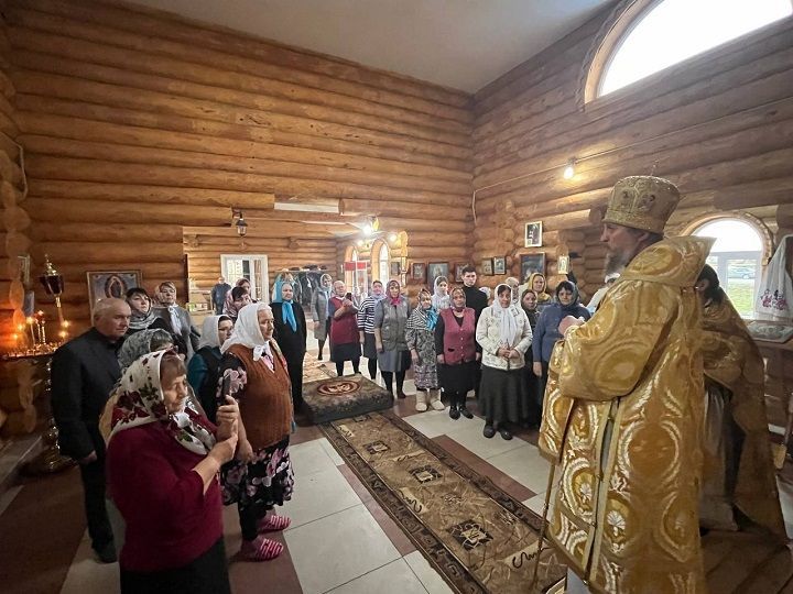 Епископ Пахомий провел литургию в честь Дмитрия Солунского в селе Ленино