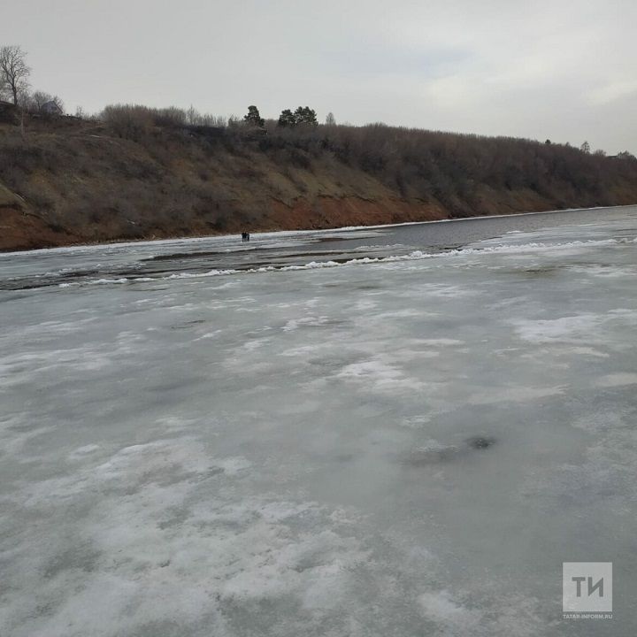 Тонкий осенний лед опасен