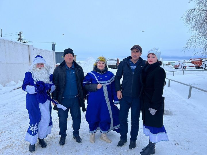С рождеством и новым годом животноводов «Закрома» поздравили культработники Черемуховского СДК