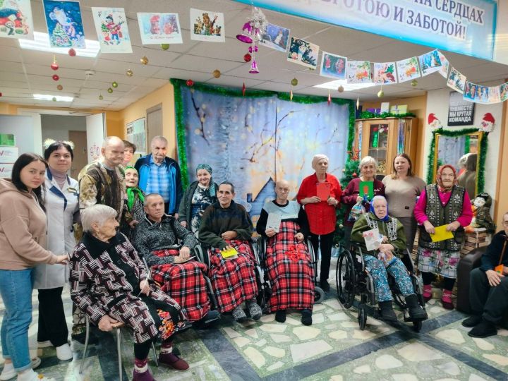 Проживающие Новошешминского дома-интерната продолжают получать подарки к Новому году