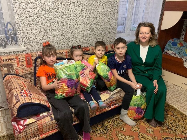 Подарки новошешминской многодетной семье  от депутата Госдумы