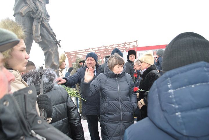 Красные гвоздики – олицетворение мужества и победы возложены к памятнику воину-интернационалисту в Новошешминске