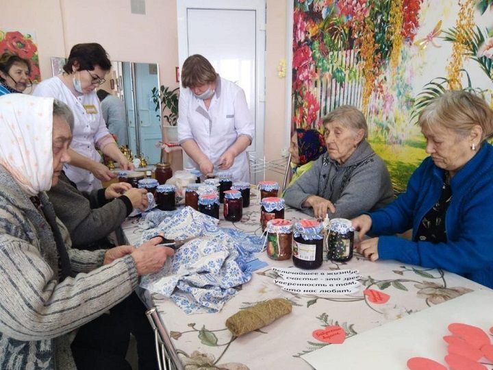Яңа Чишмә интернат-йортында яшәүчеләр СВО зонасындагы сугышчыларга ярдәм итәләр