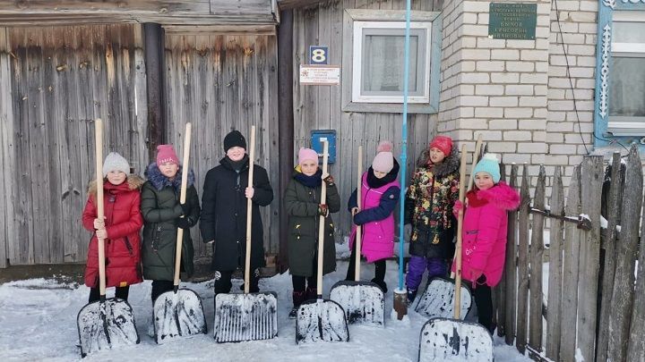 Петропавловские школьники оказали помощь по очистке  от снега