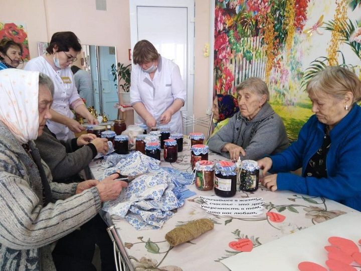 Проживающие Новошешминского дома-интерната помогают бойцам СВО