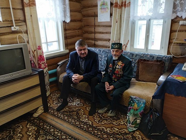 Глава района Вячеслав Козлов поздравил ветеранов войны