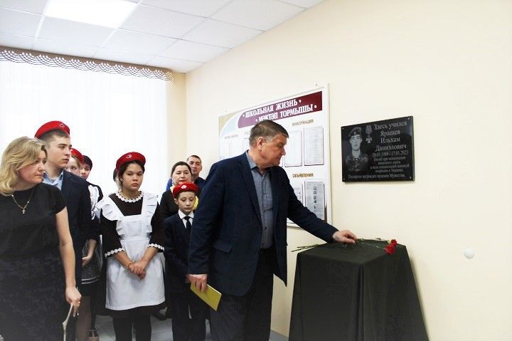 В Утяшкино открыли  мемориальную доску, увековечивающую память погибшего солдата
