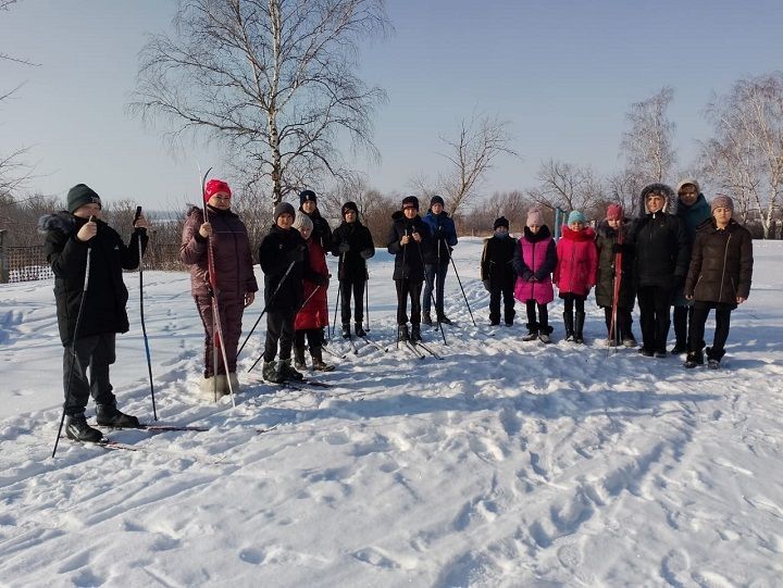 Учащиеся Петропавловской ООШ совместно с специалистами Петропавловского СДК вышли на лыжную прогулку