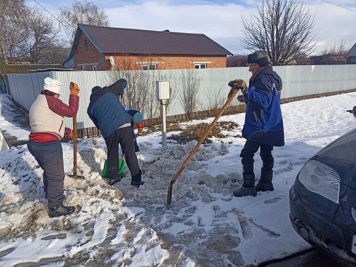 В Новошешминске очищают водопропускные трубы