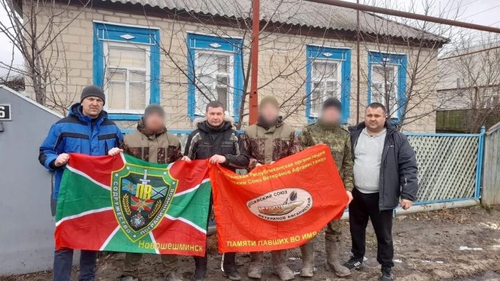 Яңа Чишмә «Сугышчан туганлык» бүлеге сугышчыларга туганнарыннан посылкалар тапшырган
